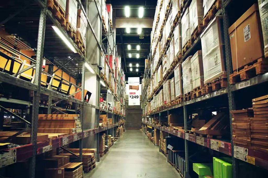 Buenos y malos ejemplos de cultura empresarial 5 bodega de logística como ejemplo de cultura empresarial en Ikea