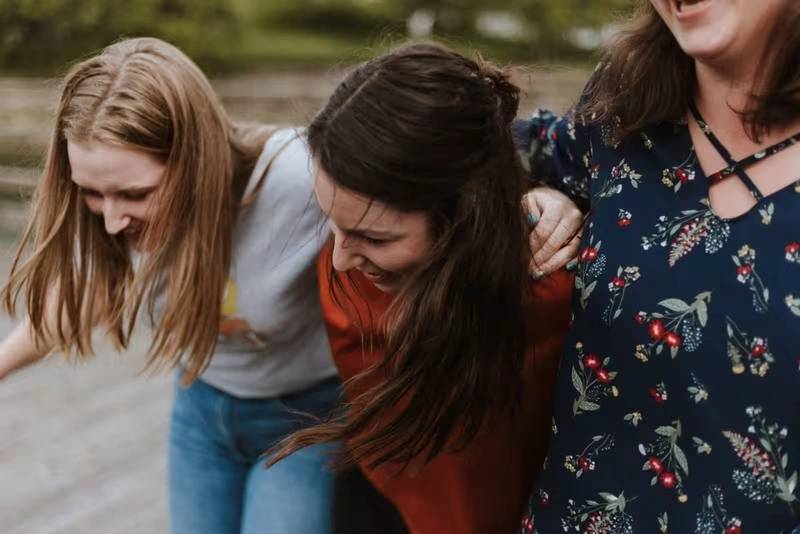 Buenos y malos ejemplos de cultura empresarial 1 tres mujeres riendo y abrazadas como símbolo de cultura empresarial
