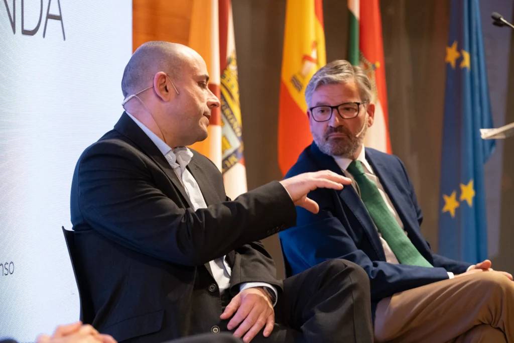 Este artículo profundiza en el concepto de smart retail, su evolución con la llegada de la IA, los aprendizajes derivados de casos reales desarrollados por OpenSistemas y el impacto que soluciones como Intelligent Local Retail están logrando en ciudades, mercados municipales y áreas comerciales urbanas.