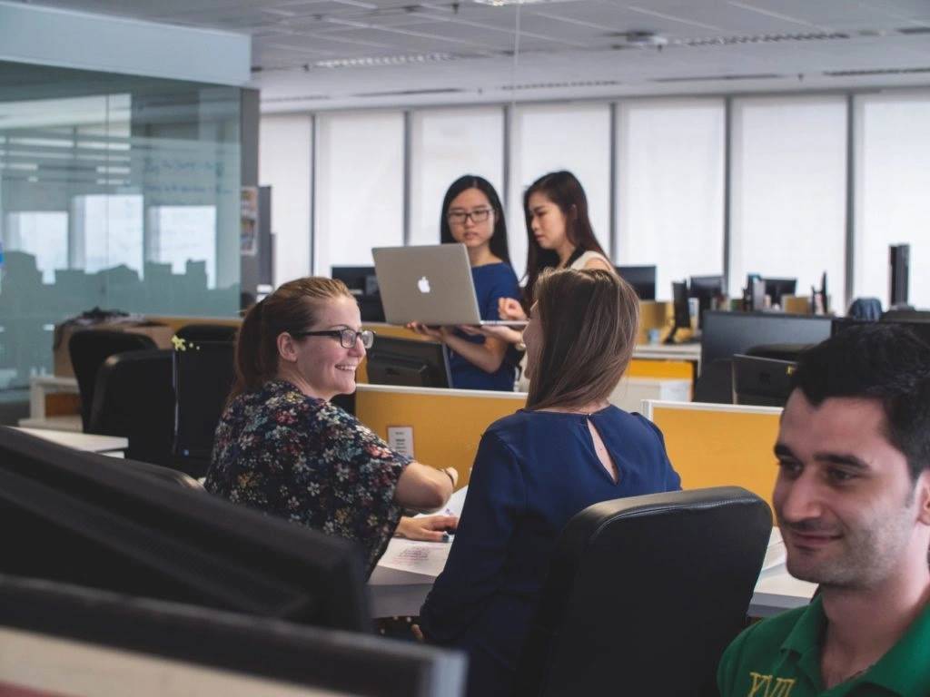 Scrum Master: quién es, qué hace y skills necesarias 1 Equipo Scrum master colaborando en una reunión de trabajo ágil dentro de una oficina moderna.