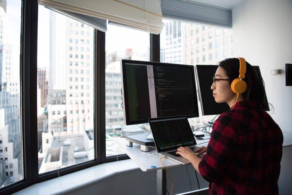 perosna frente a un computador ocupando el puesto de científico de datos