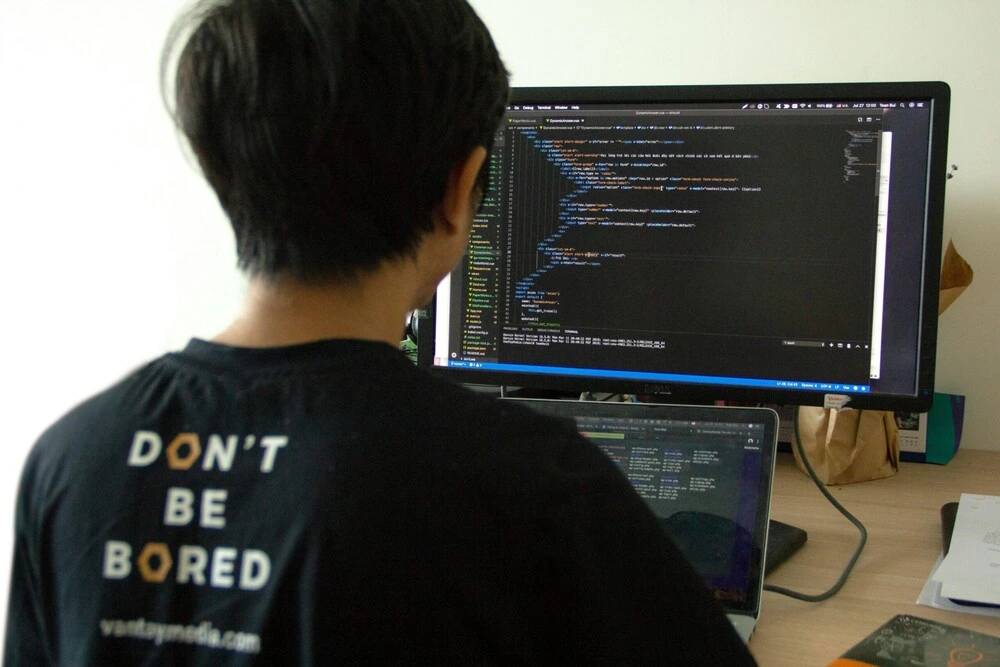 Fotografía de un devops frente a un monitor