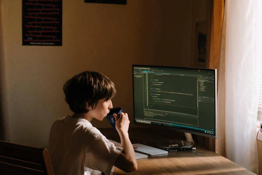Niño aprendiendo como ser un arquitecto de software