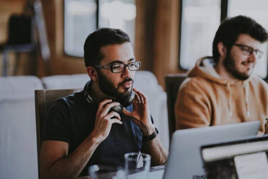 arquitecto de software con audífonos enfrente de un computador