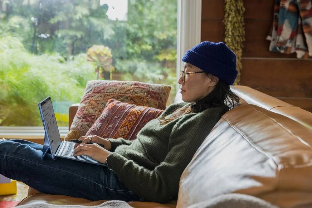 desarrollador de software sentado en un sofa