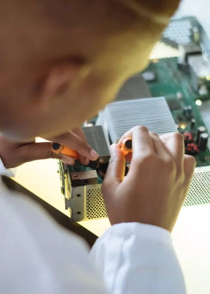 Ingeniero revisando procesos como metáfora del enfoque DevOps en la gestión de software