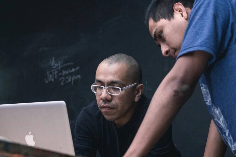 Profesionales colaborando en el uso de un copilot basado en LLM para optimizar procesos en OpenSistemas