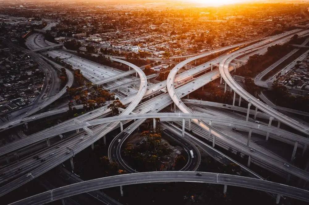 Paso a paso: entrenamiento de la red Neuronal YOLOv8 con anylabeling 2 Avenidas con puentes en una ciudad. como representación de una red neuronal