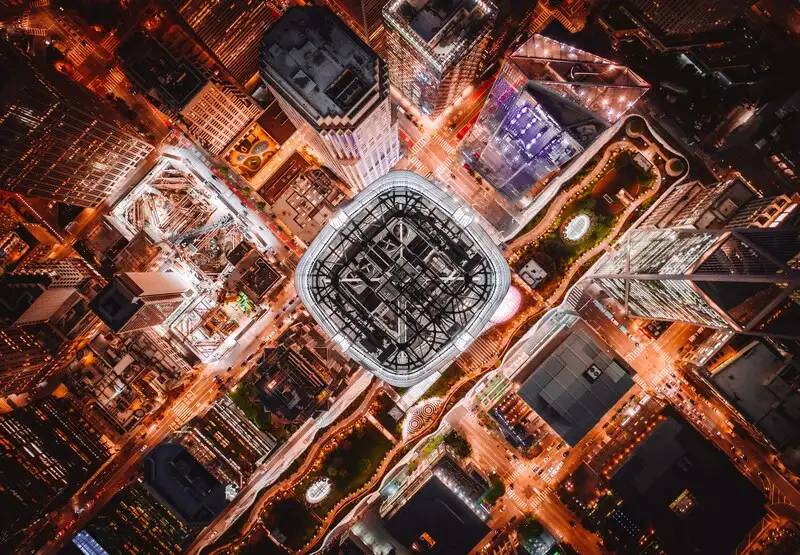 Cómo adoptar RPA (Automatización Robótica de Procesos) en la empresa 1 toma de edificios y calles vista desde arriba de noche como representación de los algoritmos
