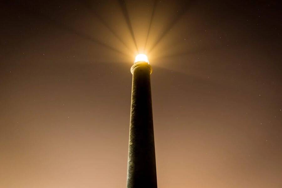 Luz brillante en lo alto de una torre como metáfora de la precisión y detección de YOLO NAS en visión artificial
