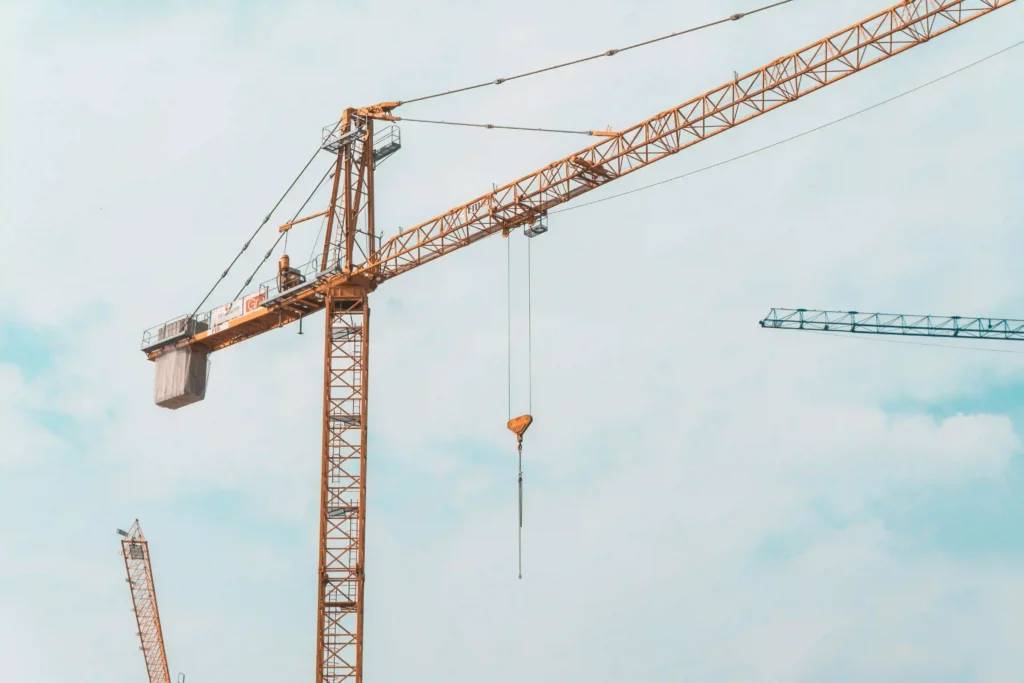 Grúas de construcción que simbolizan la automatización y eficiencia de los procesos mediante RPA