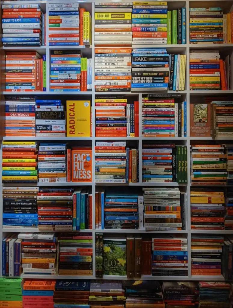 OpenSistemas - Consultora IT 153 Biblioteca llena de libros LMOps