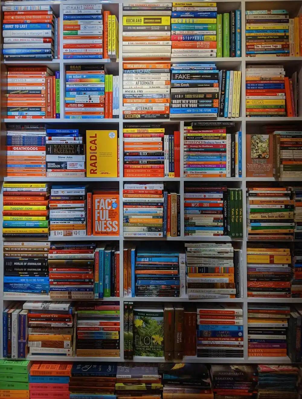 Biblioteca llena de libros LMOps