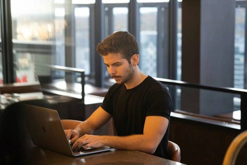 Desarrollador trabajando en laptop como ejemplo de low-code