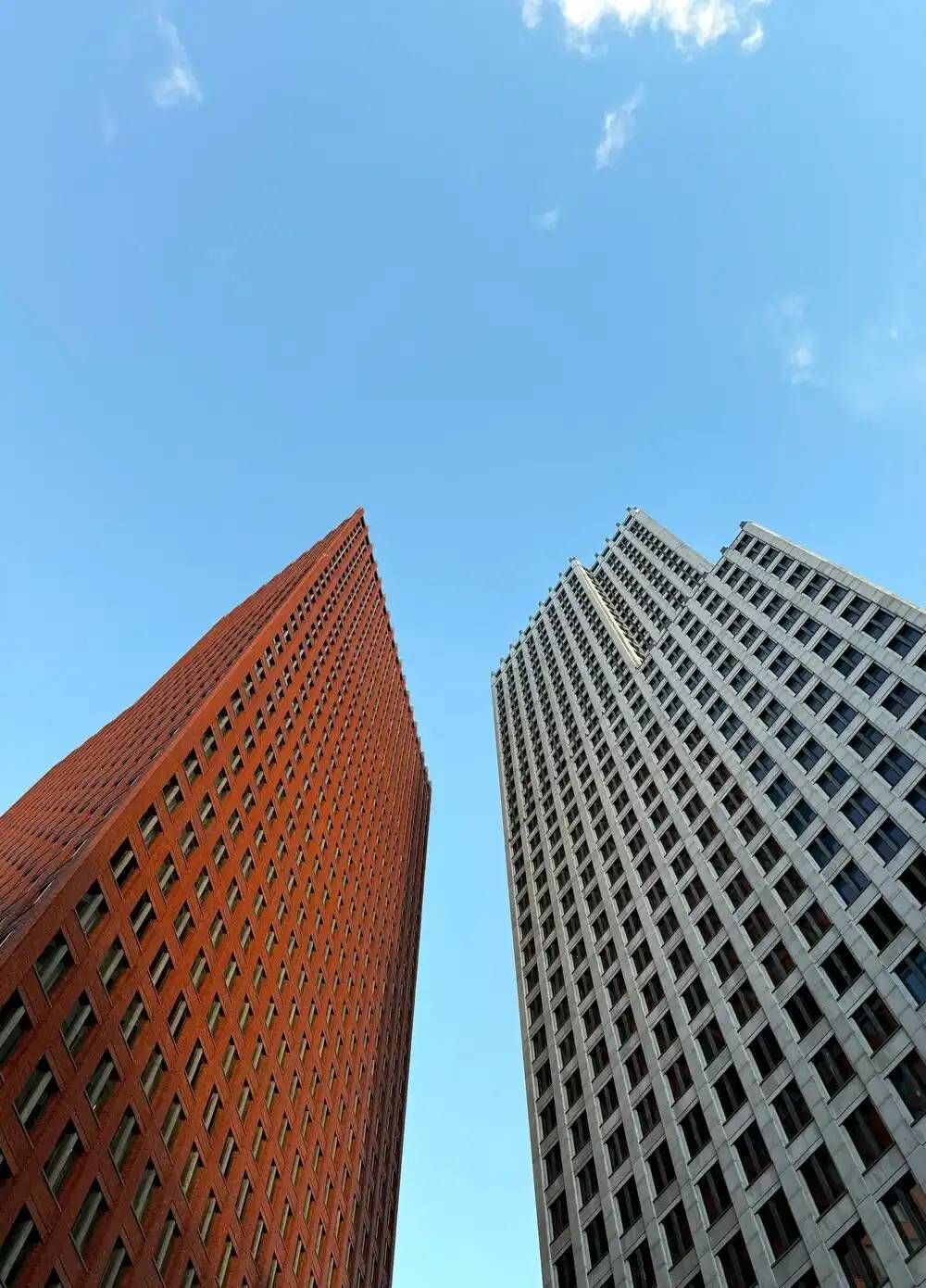 Dos edificios de la misma altura de foto tomada desde abajo