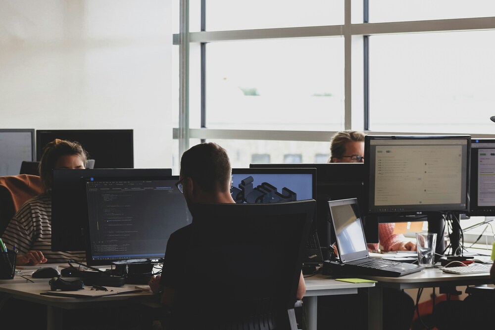 Equipo de trabajo en oficina analizando datos con AutoML
