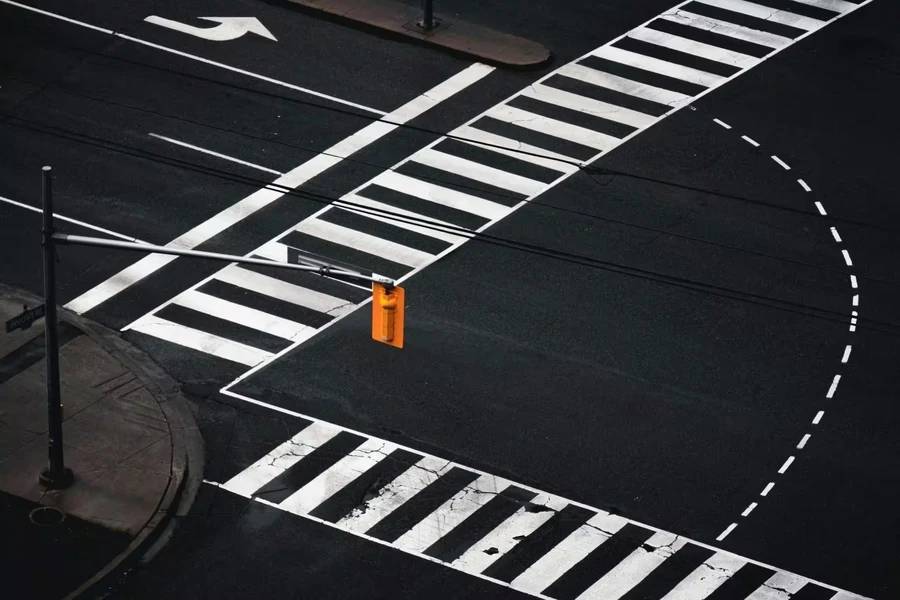 Cruce de caminos como metáfora visual de GitOps y flujos de automatización