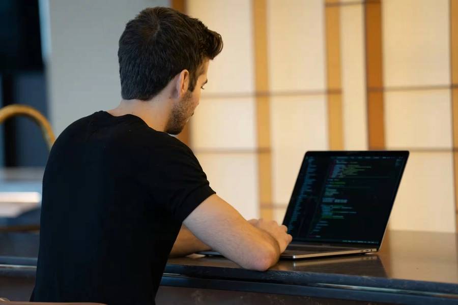 Desarrollador utilizando IA para programar en su laptop