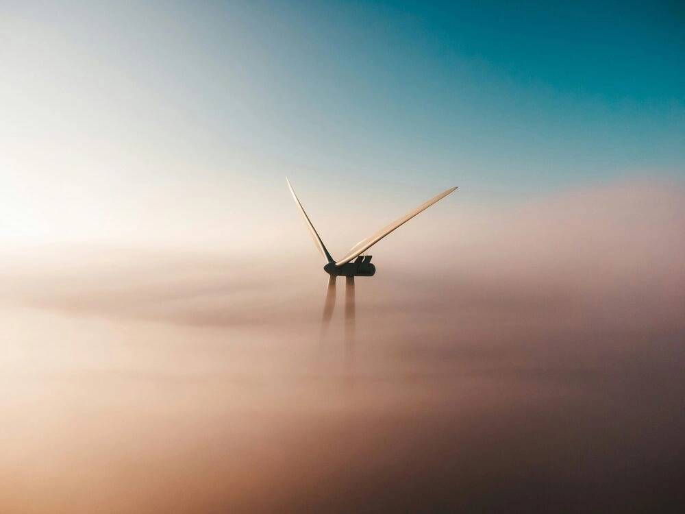 Aerogenerador en el cielo símbolo de empresas de inteligencia artificial en España y su papel en la transformación de sectores