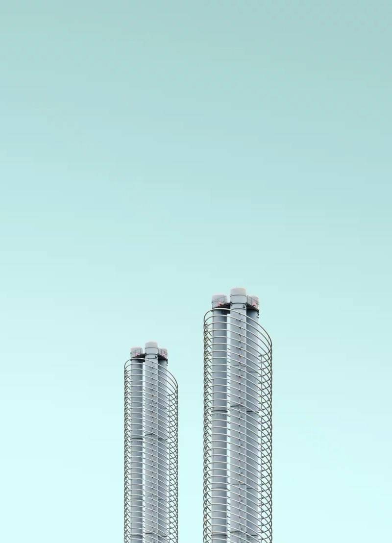 Edificios modernos en Colombia como símbolo del avance de la inteligencia artificial en Colombia
