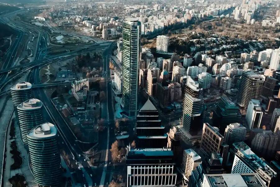reflexion ia chile vista aérea de ciudad moderna y desarrollo tecnológico