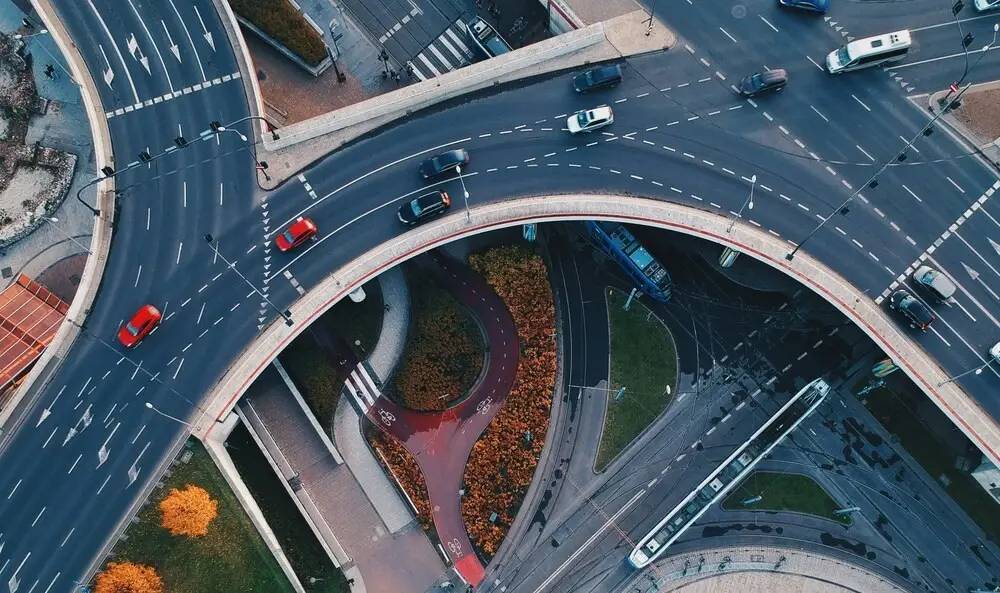 Vista aérea de una red de autopistas que simboliza la conexión y flujo de datos en un software de inteligencia artificial.