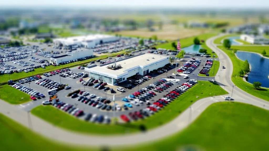 Vista aérea de un complejo empresarial que ilustra el uso de inteligencia artificial SofIA en el sector seguros