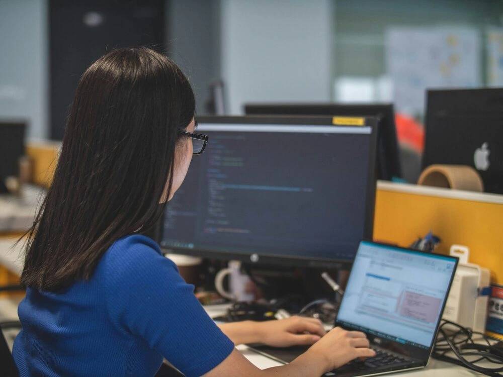 mujer en frente de un monitor aplicando los tipos de inteligencia artificial