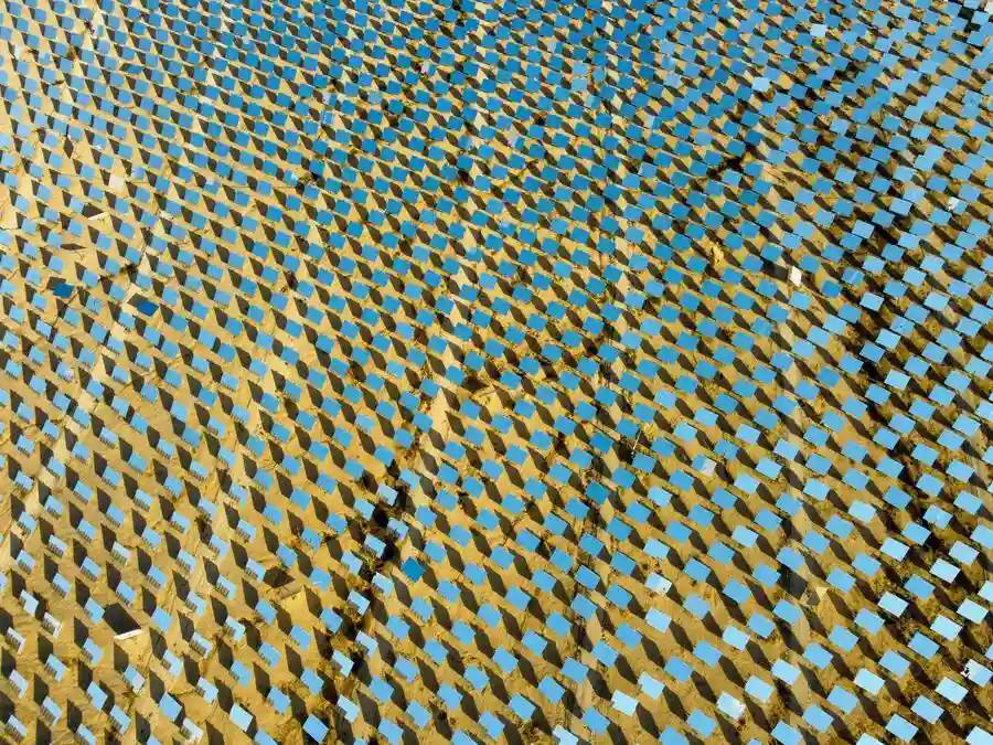 paneles solares en un campo