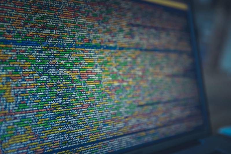 Chatbot IA como copiloto inteligente: integrar la inteligencia artificial en el flujo real de trabajo 2 Pantalla de ordenador con líneas de código que representan los datos y algoritmos detrás de un chatbot IA.