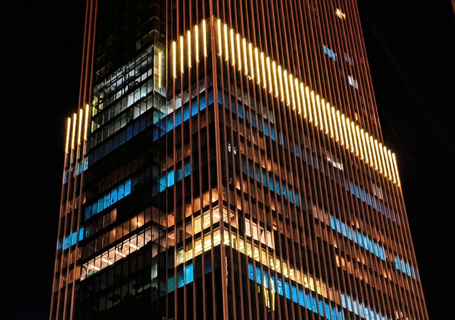 aplicciones-de-la-ia-automatizacion- edificio con luces prendidas