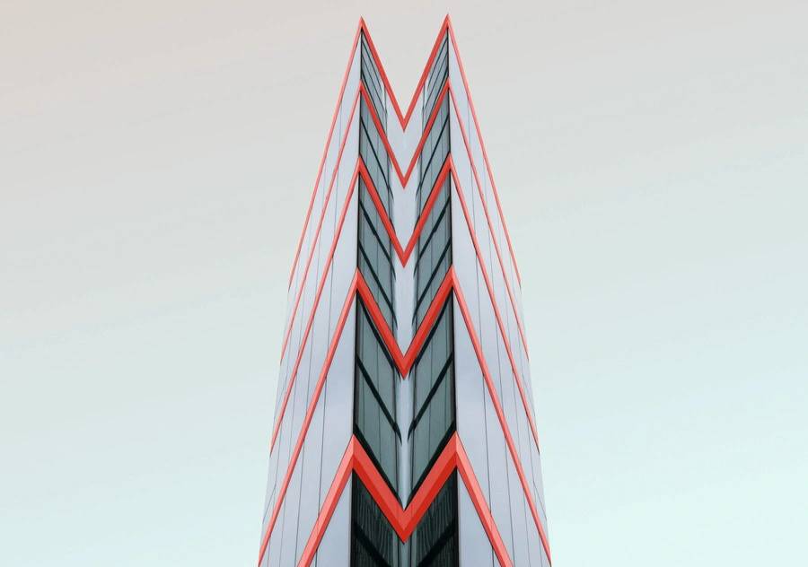 Copiloto IA en entornos empresariales: hacia una automatización real, contextual y sin fricciones con SOKAI 2 Fachada de oficinas iluminadas que simboliza la colaboración entre personas y copilotos IA en entornos corporativos.