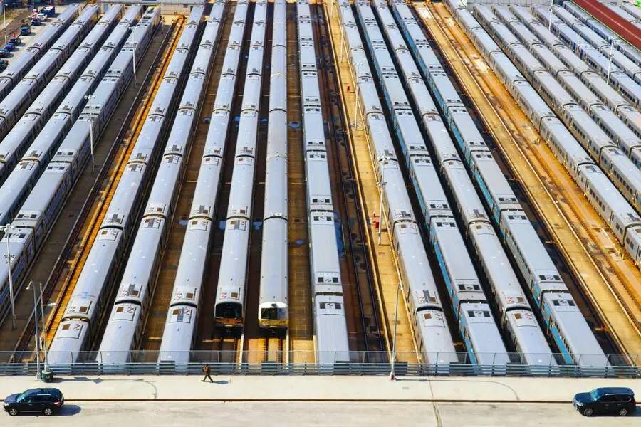 casos de uso microservicios ilustrados con una vista superior de tuberías industriales paralelas que representan flujos distribuidos de datos y procesos