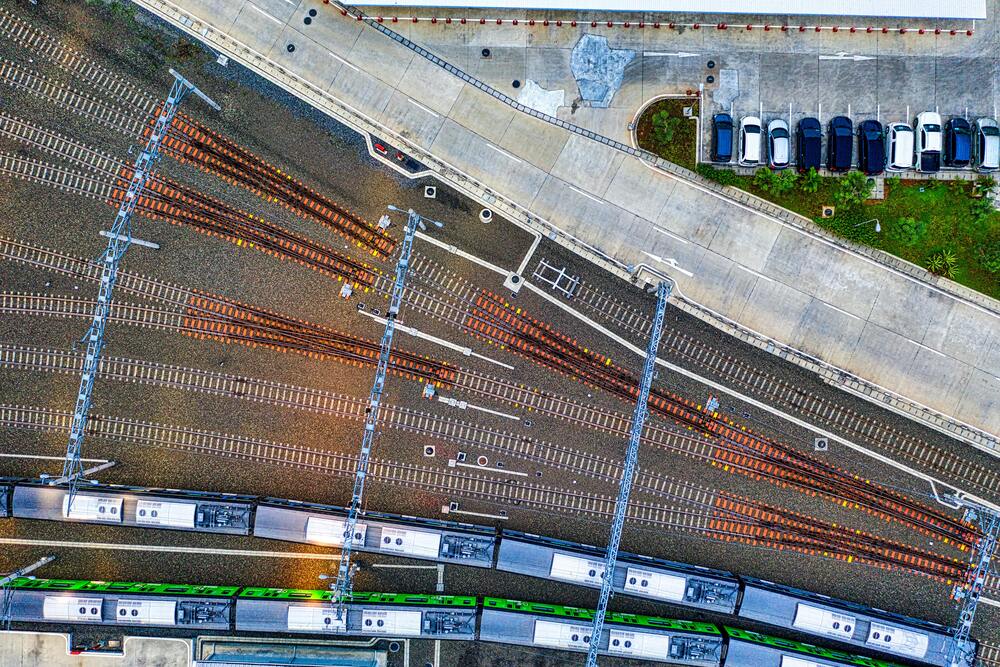 Dataset: el activo estratégico que impulsa la IA corporativa 2 De datasets a plataformas IA: imagen con diferentes vías de tren