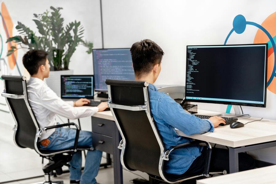 Vibe coding en entornos empresariales: libertad de desarrollo con IA bajo control estratégico 3 gobernanza inteligente vibe coding