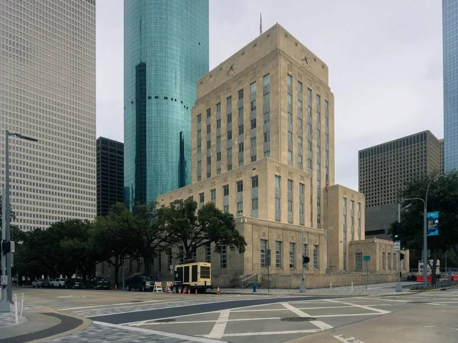 GovTech e inteligencia artificial: hacia una Administración Pública más eficiente, ágil y conectada 2 Edificios gubernamentales en una ciudad moderna que simbolizan la transformación digital y la innovación en el sector público con GovTech