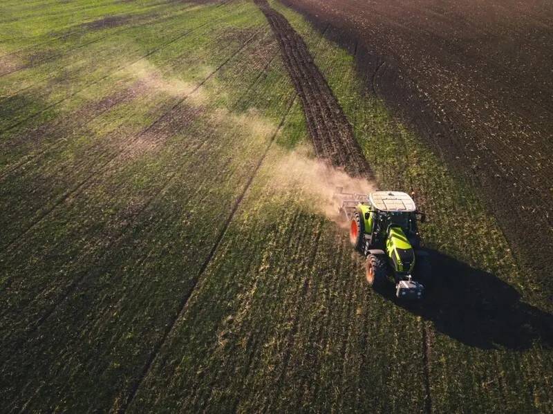 Tractor trabajando en un campo agrícola que simboliza la auditoría de madurez tecnológica agritech de OpenSistemas.
