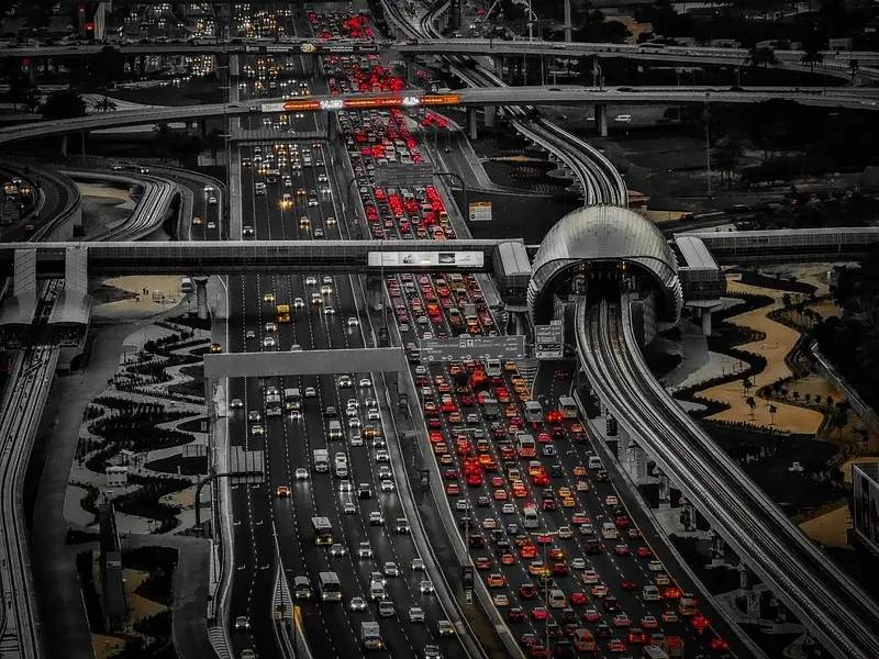 Ciudades inteligentes: IA, datos y middleware para una gestión urbana avanzada 1 Vista aérea nocturna de una autopista urbana que representa la movilidad conectada en ciudades inteligentes.