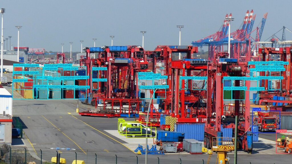 ¿Qué son los agentes de IA para empresas? Cómo aplicarlos para que entiendan, decidan y actúen 3 Computer Vision analisis operaciones logisticas puerto2 OpenSistemas