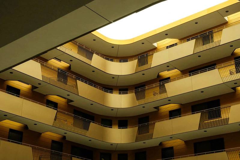 Interior de un hotel moderno con pasillos simétricos que simbolizan la evolución hacia un hotel inteligente.