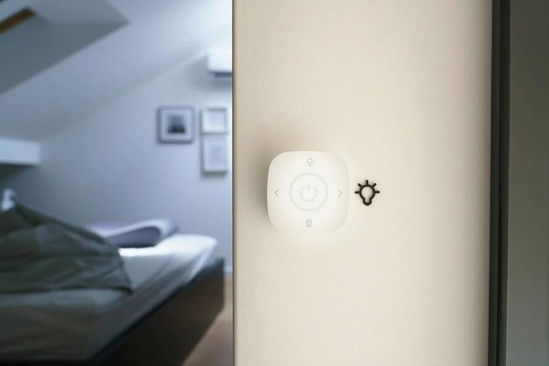 Sensor en la puerta de una habitación moderna que simboliza la automatización y conectividad de un hotel inteligente.