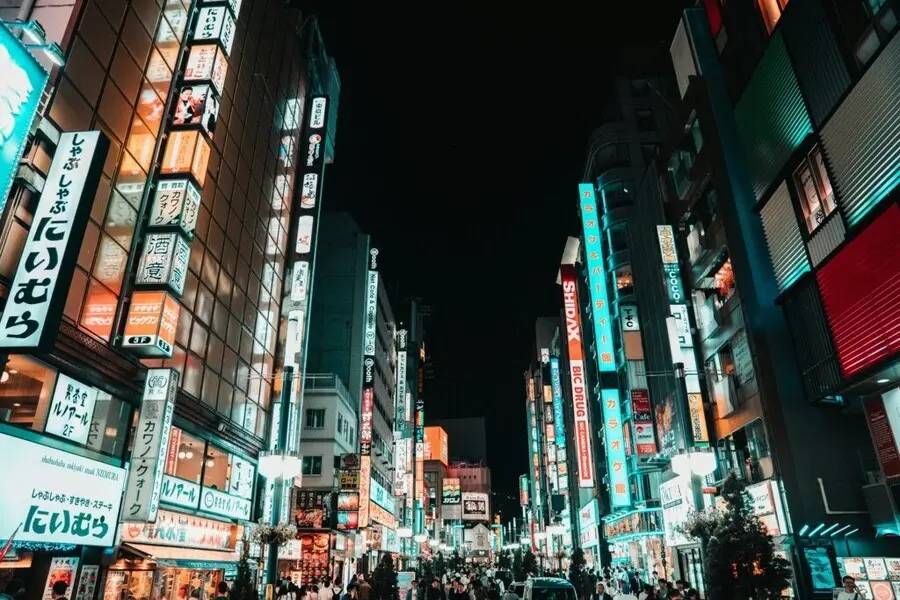 IA turismo: cómo aplicar inteligencia artificial para personalizar experiencias y optimizar la gestión en el sector 1 ciudad nocturna con luces en sus fachadas