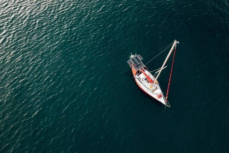 IA turismo: cómo aplicar inteligencia artificial para personalizar experiencias y optimizar la gestión en el sector 2 Velero navegando en mar abierto que simboliza la estrategia de revenue management con IA en el sector turismo.