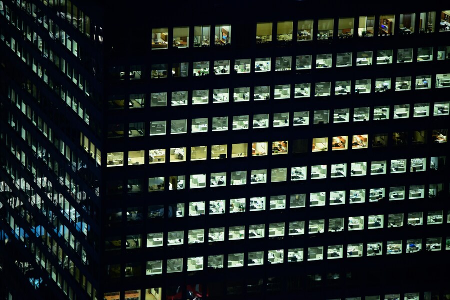 Qué es SaaS y cómo aplicarlo a plataformas de IA en empresas medianas 1 edificio en bloque con varias oficinas