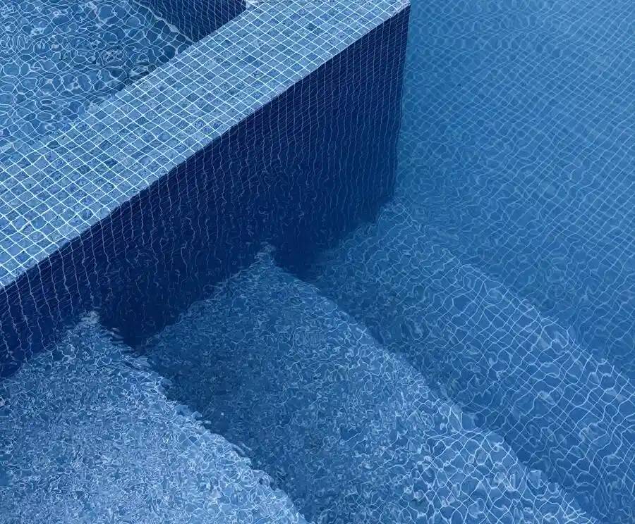 IA y sistemas de Distribución Global (GDS): el nuevo stack tecnológico para el sector turístico con visión estratégica 1 Escaleras azules vistas desde arriba que simbolizan los niveles de conexión dentro de los Sistemas de Distribución Global GDS.