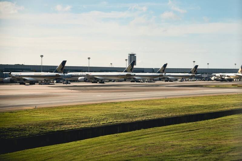 Vista panorámica de un aeropuerto que simboliza la aplicación corporativa de Travel GPT en la gestión de viajes.