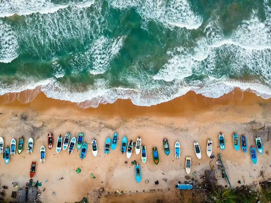 Agente de IA para turismo: inteligencia aplicada al diseño, asistencia y gestión del viaje 4 Vista aérea de una playa con sombrillas y turistas que simboliza el impacto de la IA para turismo más allá de la automatización.