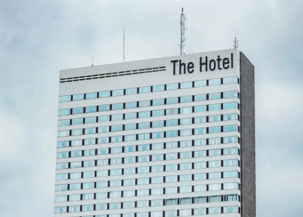 Middleware para PMS hotel: la clave para escalar la inteligencia de negocio con IA 2 Fachada de un hotel moderno que representa la integración de inteligencia artificial sobre un PMS hotel.
