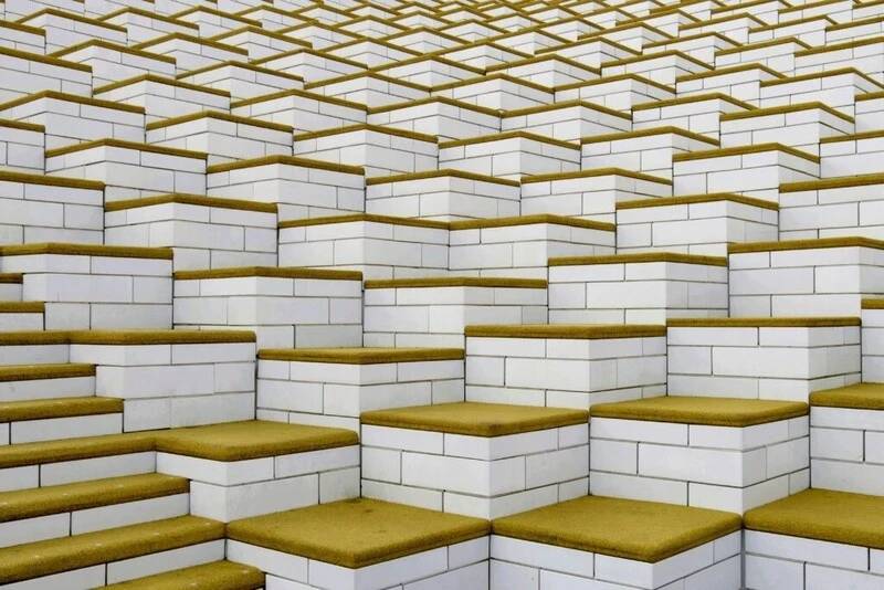 Qué es SaaS y cómo aplicarlo a plataformas de IA en empresas medianas 3 Patrón geométrico de bloques dorados y blancos que simboliza la estructura modular del modelo SaaS como estrategia de resiliencia.