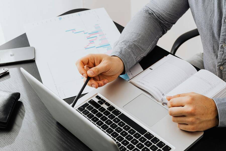 Cómo la tecnología educativa con IA optimiza los procesos y la experiencia de usuario 4 Persona analizando datos en un portátil, reflejo del uso de la tecnología educativa para la toma de decisiones.
